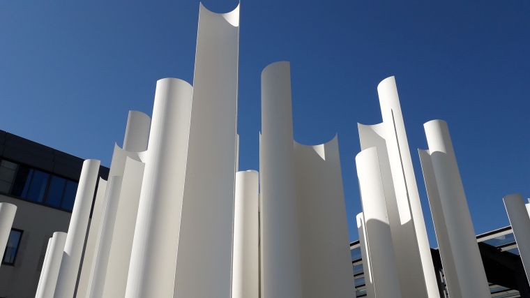 Weisse Halbröhren am Bonner Stadthaus
